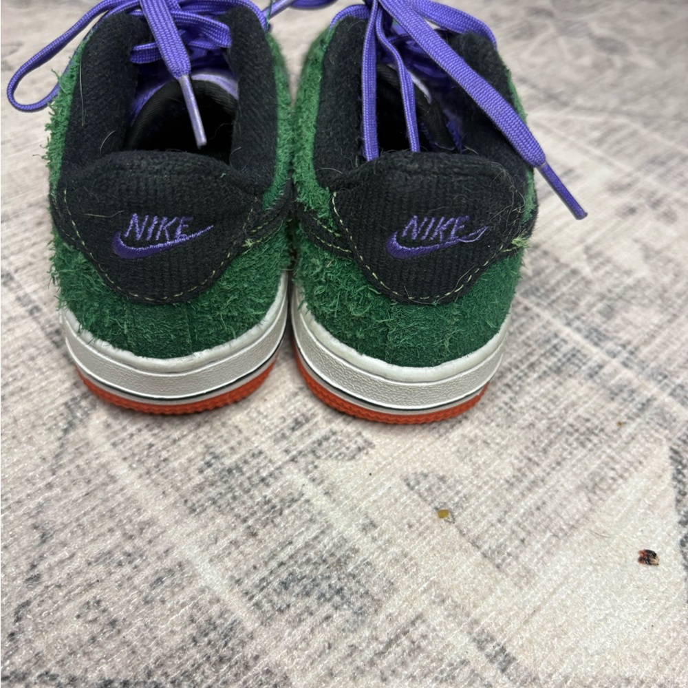 Nike Kids Sneakers in Green and Purple - Picture 2 of 6